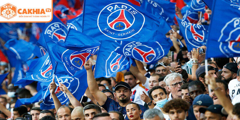 Ligue 1 Pháp Trực Tiếp PSG Tại CakhiaTV Cực Đỉnh Cao 4 Cổ động viên quốc tế mang áo PSG reo hò trong lễ hội bóng đá
