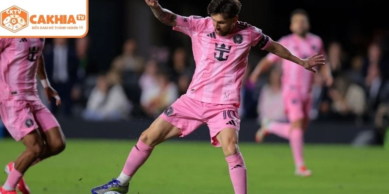 MLS Mỹ Inter Miami Messi Tỏa Sáng Có Mặt Ở Trên CakhiaTV 3 Messi chuyền bóng cho đồng đội tại trận đấu MLS mùa 2024